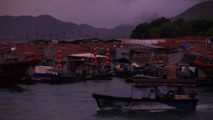 海南岛渔港蛋民船屋前行船 中景 合集