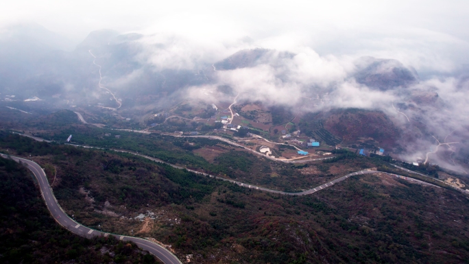 汽车在蜿蜒曲折的山路行驶