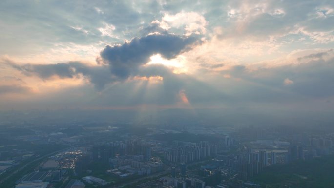 城市上空云层延时夕阳落日穿云时光流逝