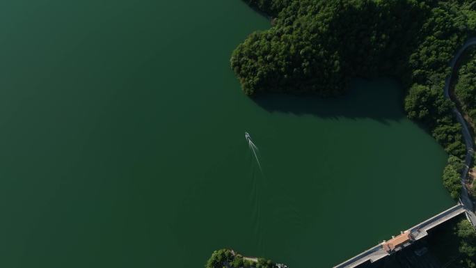 水库青山绿水小游船