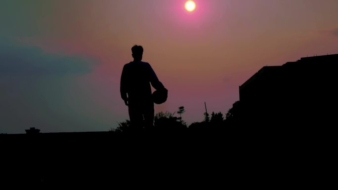 【4K】篮球运动员走在夕阳下