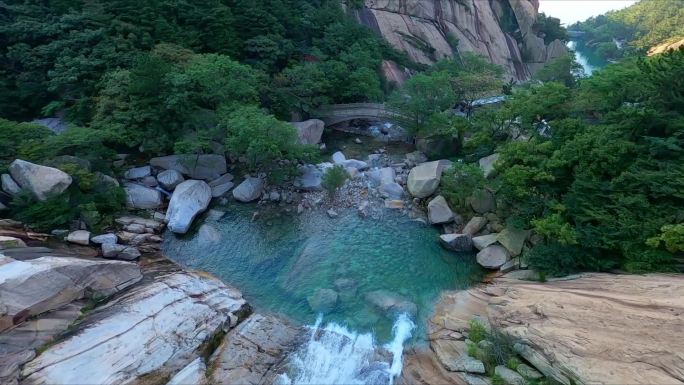 青岛崂山八水河穿越机精彩跳水