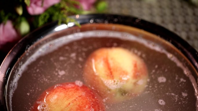 特写食材刷洗桃子水蜜桃水果