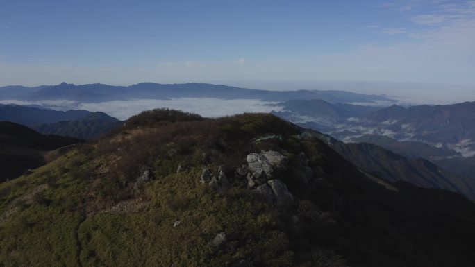 站在山顶成功登顶