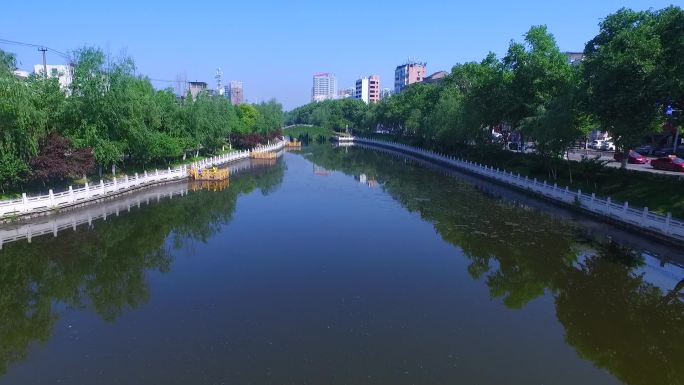 北京路段护城河