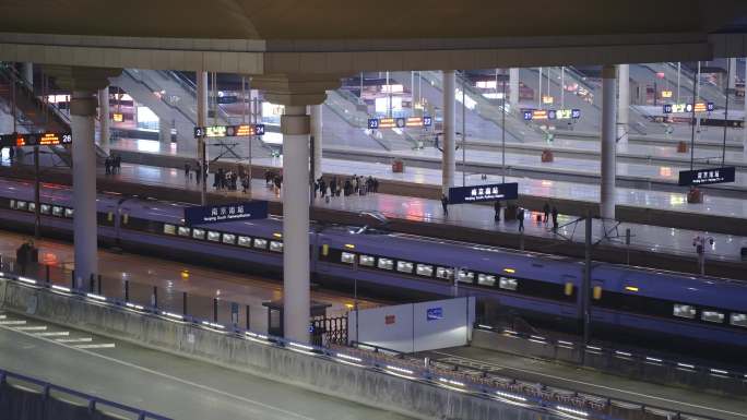 高铁列车火车进站火车站夜景
