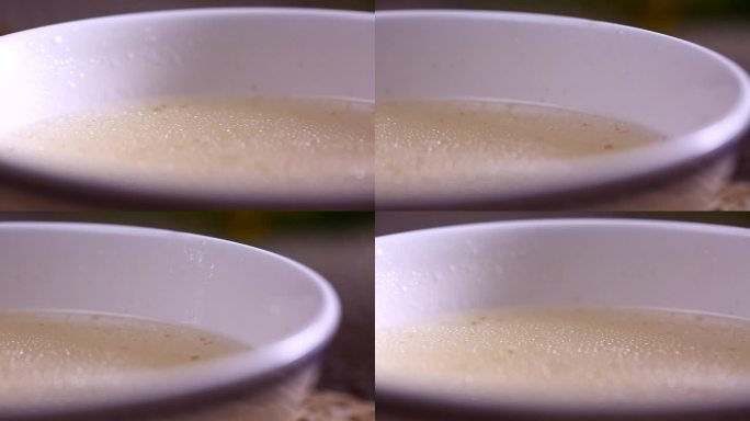 勺子盛起浓稠奶白大骨汤