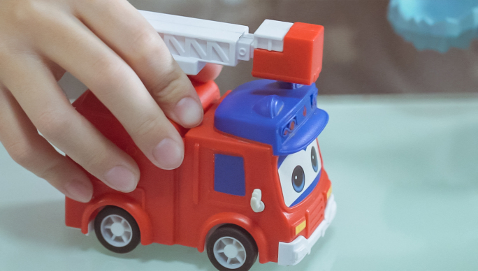 儿童玩玩具消防车