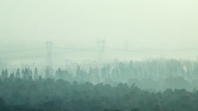 4K晨雾中的高压线塔