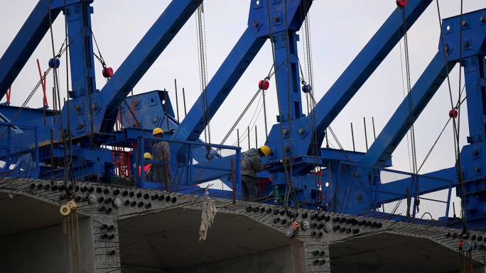大桥桥墩结构建设工人