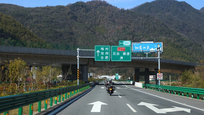 摩托车行驶在高速公路上