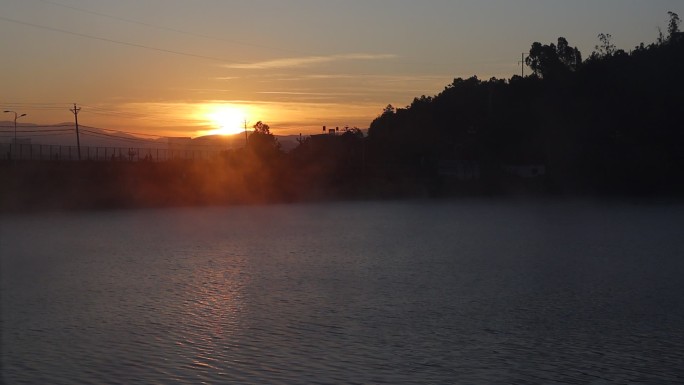 日出时的水库湖面