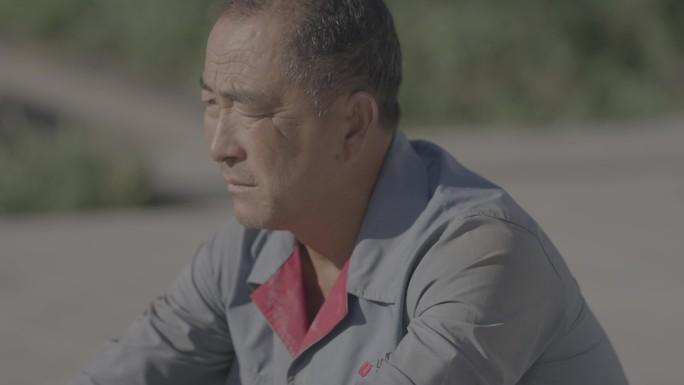 农民工蹲在马路边彷徨