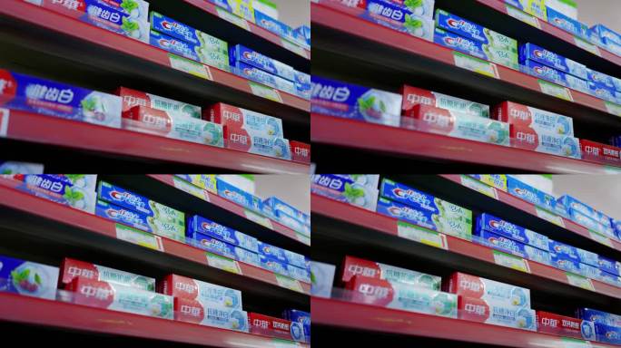 超市货架售卖的牙膏