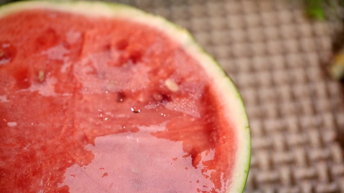 切西瓜保鲜膜包裹西瓜放入冰箱