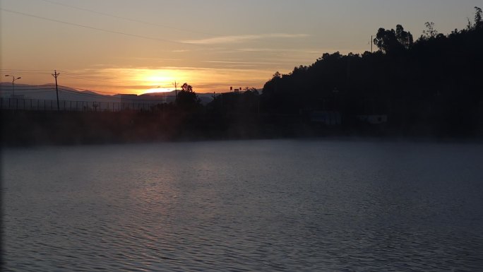日出前湖边的水纹波动