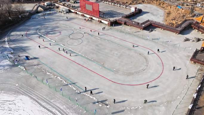 东北冬天公园群众滑冰