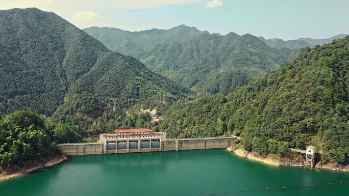 航拍高山蓝天水库