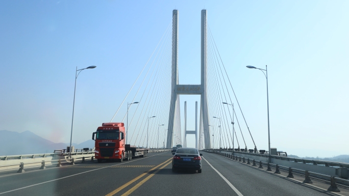 汽车第一视角汽车行驶在铜陵长江大桥