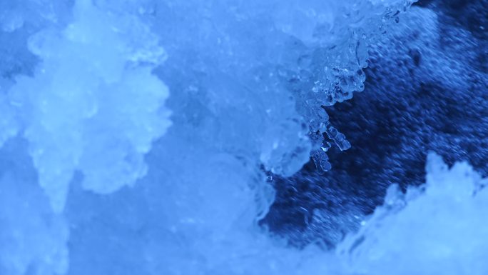 冰块融化水滴水流