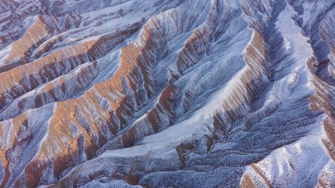 俯拍山岭沟壑残雪