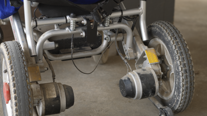4K坐电动轮椅的残疾人空镜