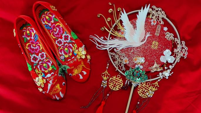 中式圆扇和红色婚鞋