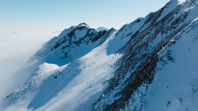 冬日雪山美景川西夹金山航拍风景