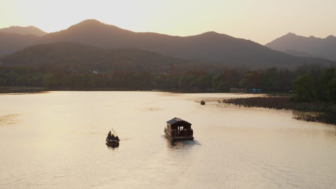 夕阳下茅家埠西湖手摇游船