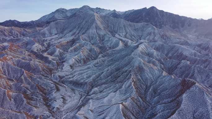 雪后傍晚山峰残雪