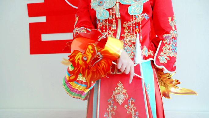 中式秀禾服新娘手里的舞纸龙