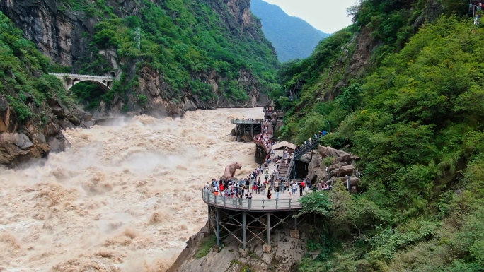 云南香格里拉虎跳峡