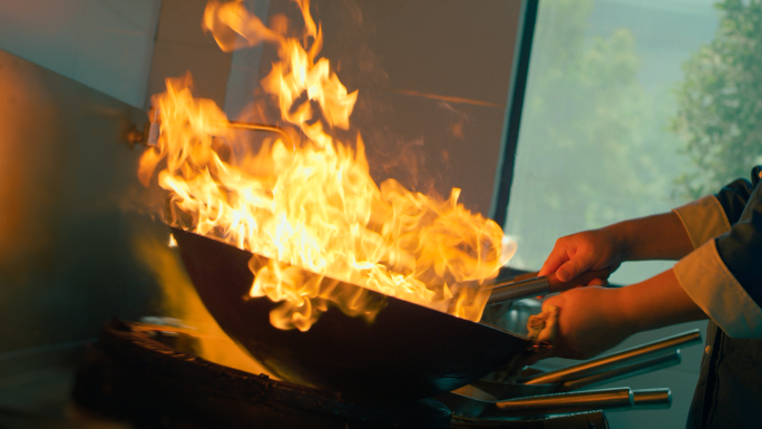 厨师大厨仪式感出场美食制作爆炒油锅火焰