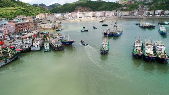 台州温岭市石塘镇开渔节渔船大海蓝天岛屿