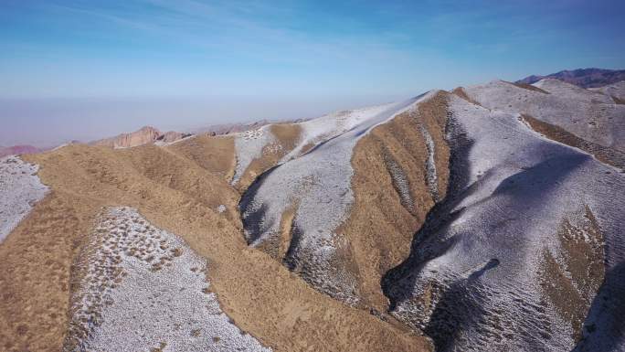 航拍山坡丘陵地带残雪