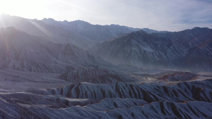 侧逆光深山腹地