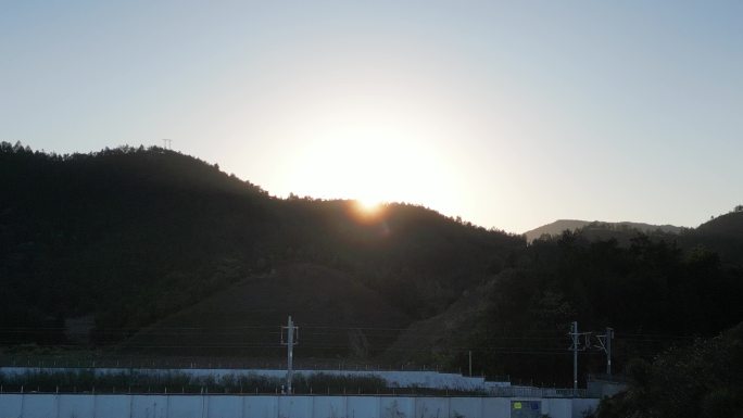 黄昏夕阳山脊线