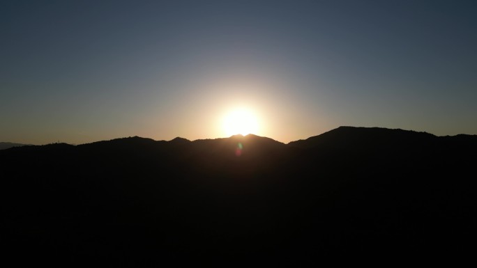 山脊线夕阳黄昏落日余晖