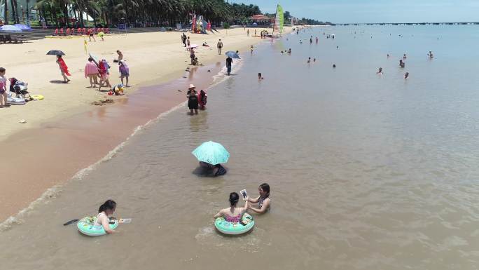 海南海口假日海滩夏日戏水