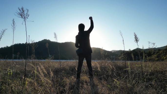 夕阳徒步户外登顶