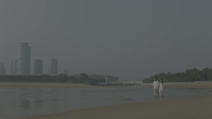 原素材海滩情侣赤脚散步ARRI升格电影级
