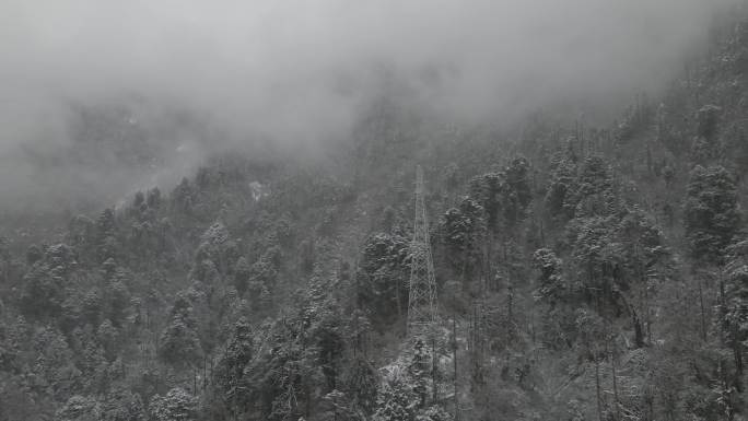 电网建设雪景