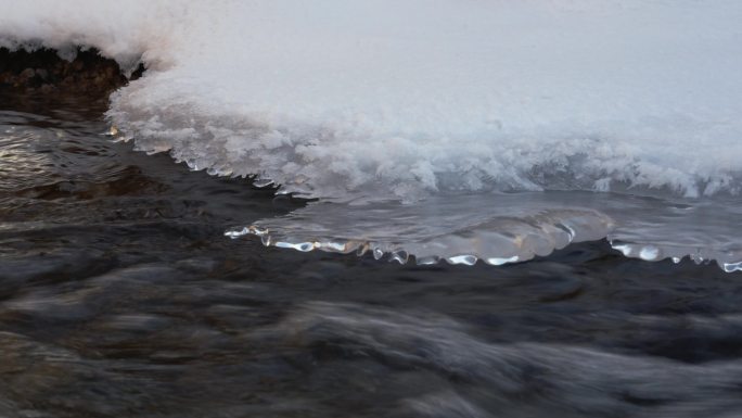 4k特写冰雪融化唯美水滴河流小溪