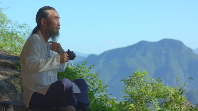 老者山中陶壶茶壶喝茶老人喝茶自然禅意生活