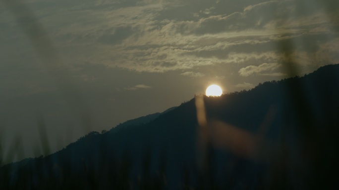 夕阳下山 夕阳 傍晚 日落 山区