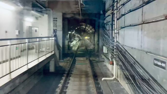 无人驾驶地铁车头隧道时空穿梭延时摄影