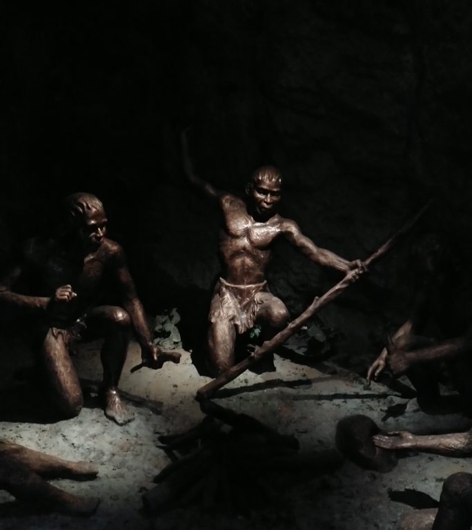 （合辑）原始人祖先在烤火狩猎打猎的雕像