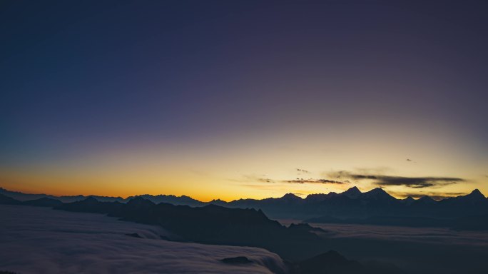 牛背山日照金山云海云雾大景