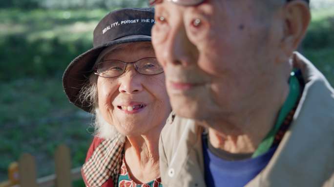 老人幸福的老年夫妇在公园里散步