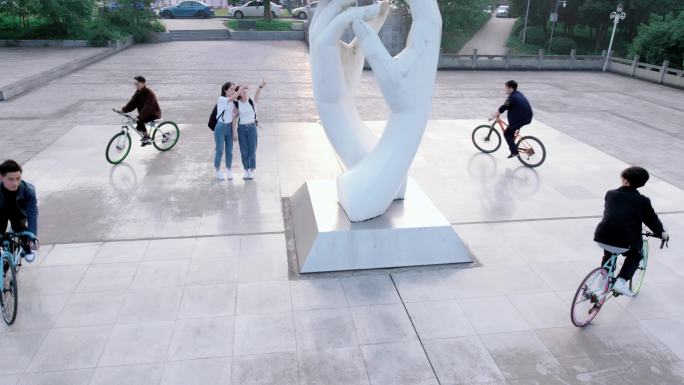 【4K】广场单车骑行美女看雕塑